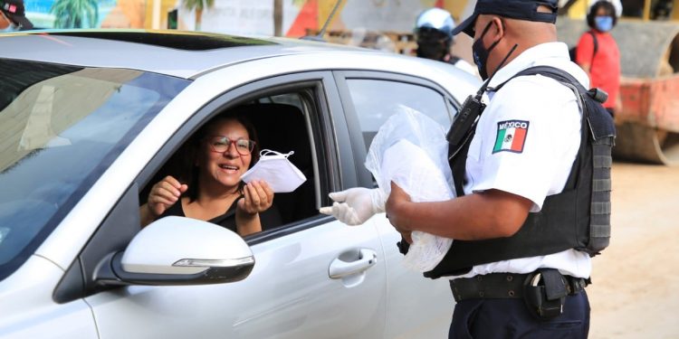 POLICÍA DE SOLIDARIDAD REFUERZA ACCIONES CONTRA EL COVID-19 CON REPARTICIÓN DE CUBREBOCAS