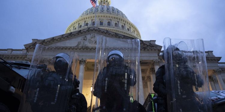 PROTESTAS Y FALSAS AMENAZAS DE BOMBA EN NUEVA YORK TRAS EL ASALTO AL CAPITOLIO