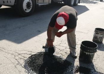 RETOMA GOBIERNO DE ISLA MUJERES TRABAJOS DE BACHEO EN EL MUNICIPIO