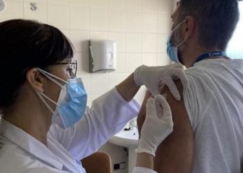 DOS CASOS DE REACCIONES A VACUNA CONTRA COVID-19