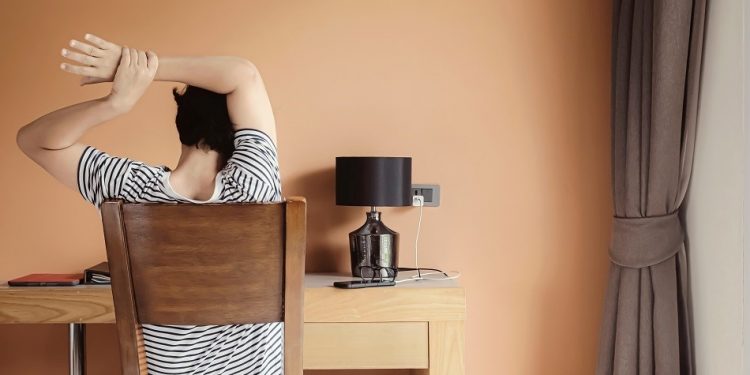 CONTINUAR TRABAJANDO DESDE CASA PUEDE AFECTAR TU ESPALDA, AQUÍ TE DECIMOS CÓMO CUIDARLA