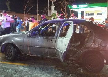 CONDUCTOR QUEDA CON PIERNAS QUEMADAS TRAS INCENDIARSE SU VEHÍCULO