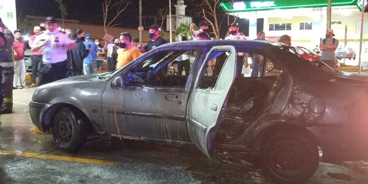 CONDUCTOR QUEDA CON PIERNAS QUEMADAS TRAS INCENDIARSE SU VEHÍCULO