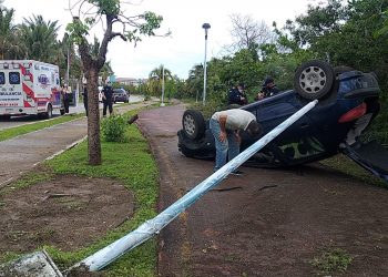 MUJER VUELCA SU VEHÍCULO EN EL BULEVAR KUKULKÁN EN CANCÚN