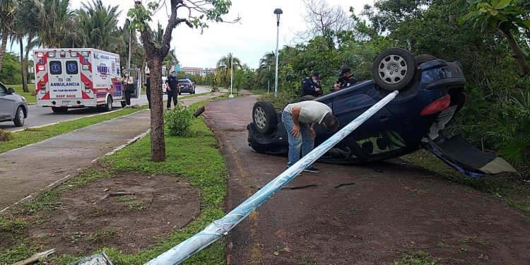 MUJER VUELCA SU VEHÍCULO EN EL BULEVAR KUKULKÁN EN CANCÚN