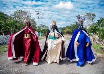 VISITAN LOS REYES MAGOS A NIÑOS Y NIÑAS DE TULUM