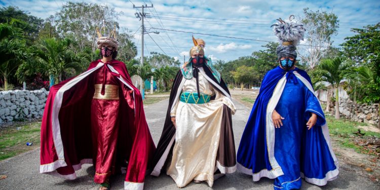 VISITAN LOS REYES MAGOS A NIÑOS Y NIÑAS DE TULUM