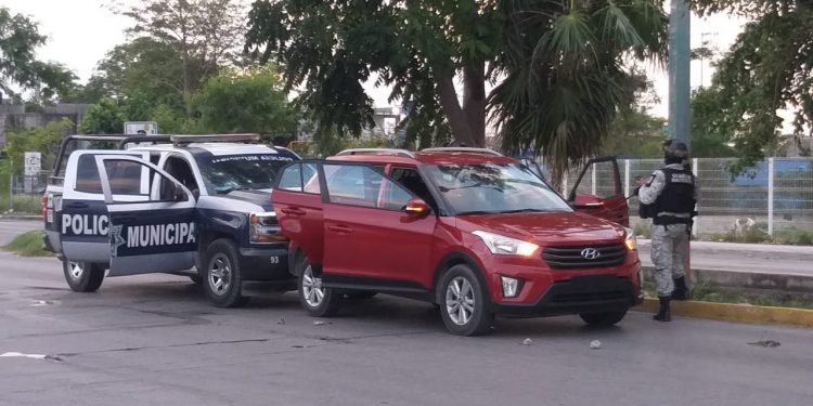 SICARIOS ATACAN A  BALAZOS A POLICÍAS EN CANCÚN