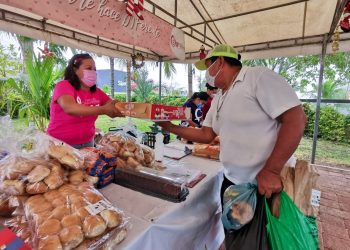 CONTINÚAN DIF Y EMPRESA CHEDRAUI APOYANDO A FAMILIAS ISLEÑAS
