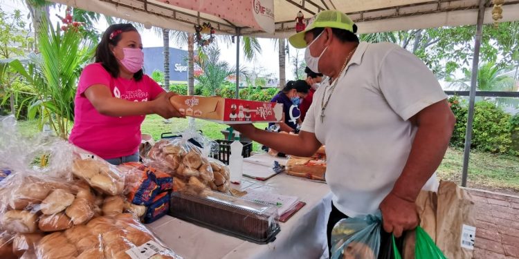 CONTINÚAN DIF Y EMPRESA CHEDRAUI APOYANDO A FAMILIAS ISLEÑAS