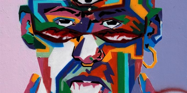 ARTISTA RESTAURA UN MURAL DE BAD BUNNY DAÑADO POR VÁNDALOS EN PUERTO RICO