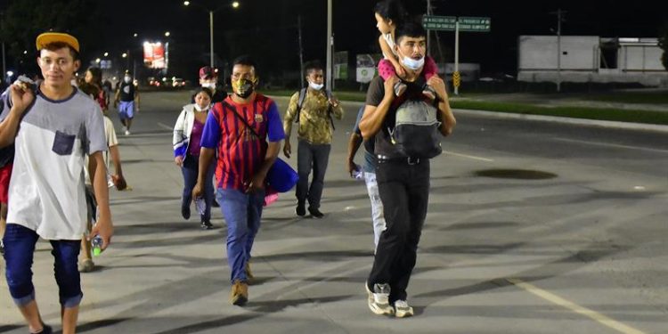 CENTENARES DE MIGRANTES HONDUREÑOS SE CONCENTRAN PARA SALIR HACIA EE.UU.