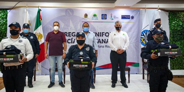 EN UN TRABAJO CONJUNTO ENTRE EL ESTADO Y EL MUNICIPIO, SE DOTÓ DE UNIFORMES A LOS POLICÍAS DE ISLA MUJERES