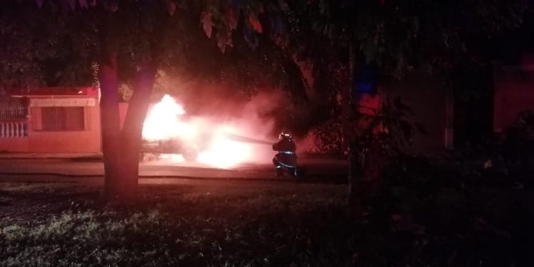 REPORTAN AUTO INCENDIADO EN CHETUMAL