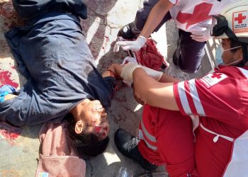HIEREN A SUJETO CON ARMA BLANCA EN EL TIANGUIS DE LA 100