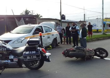 MOTOCICLISTA SE “ESTAMPA” CONTRA UN TAXI