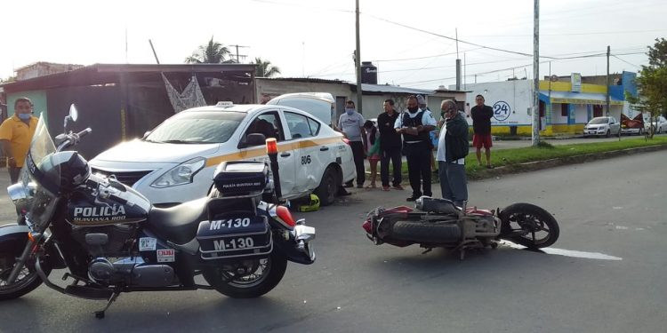 MOTOCICLISTA SE “ESTAMPA” CONTRA UN TAXI