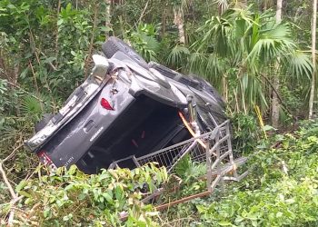 EXCESO DE VELOCIDAD CAUSA VOLCADURA EN EL TRAMO PUERTO MORELOS – CANCÚN
