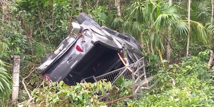EXCESO DE VELOCIDAD CAUSA VOLCADURA EN EL TRAMO PUERTO MORELOS – CANCÚN
