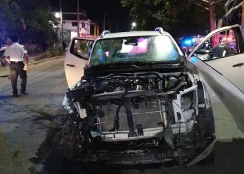 PATRULLA CHOCA CON CAMIONETA