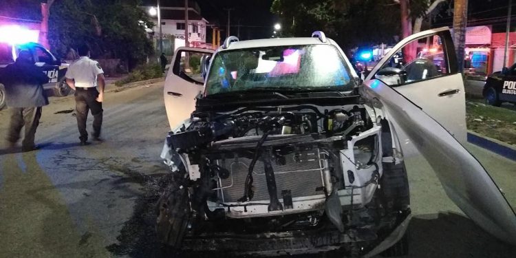 PATRULLA CHOCA CON CAMIONETA