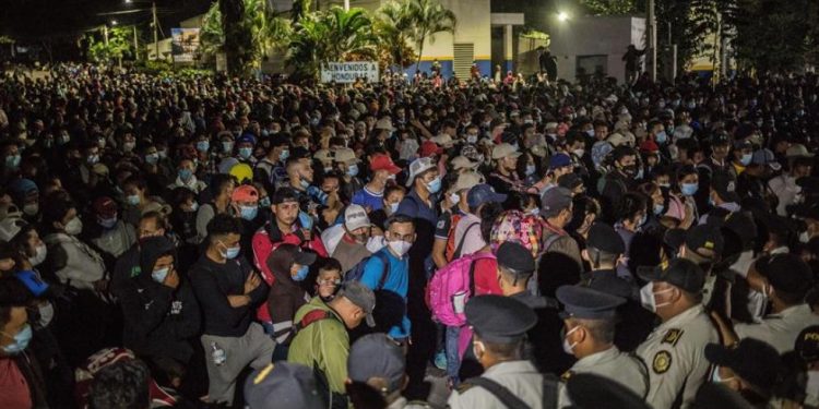 MÁS DE 6.000 HONDUREÑOS INGRESARON A GUATEMALA CON LA CARAVANA MIGRANTE
