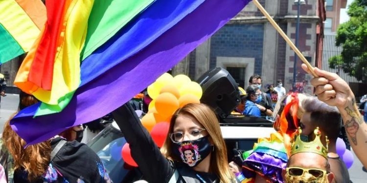 OAXACA RECONOCE POR PRIMERA VEZ A HIJA CON DOS MADRES