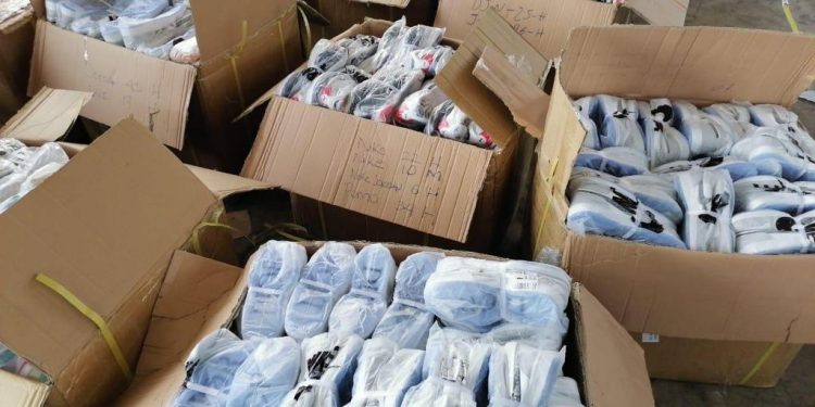 ADUANAS FRENA INGRESO ILEGAL DE MÁS DE 15 MIL TENIS Y CELULARES EN LA ADUANA DEL AICM