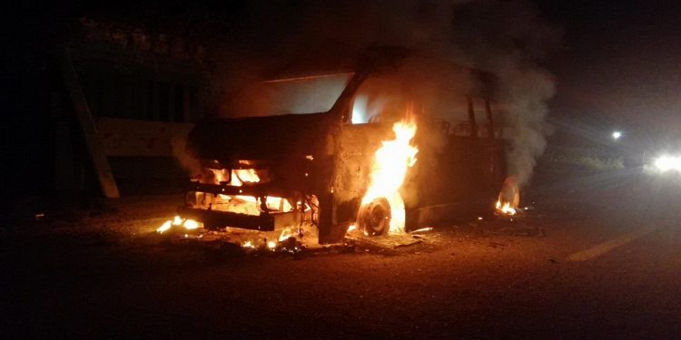 SE INCENDIA VAN DE SERVICIO PÚBLICO