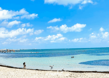 PLAYA LAS PERLAS ES EL PRIMER ESPACIO PÚBLICO LIBRE DE HUMO DE TABACO EN CANCÚN, GRACIAS A INICIATIVA DE LA EX REGIDORA ANAHÍ GONZÁLEZ