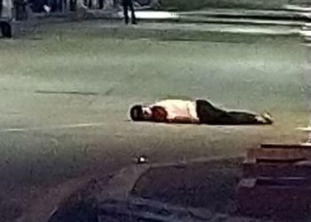 ARROJAN CUERPO DESDE UN TAXI