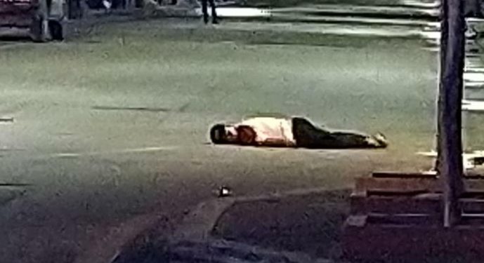 ARROJAN CUERPO DESDE UN TAXI