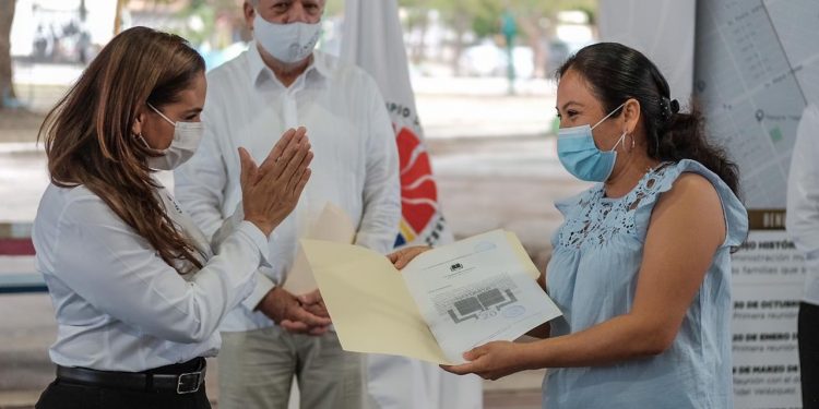 HISTÓRICA ENTREGA DE ESCRITURAS A FAMILIAS DE LA COLONIA  “FIDEL VELÁZQUEZ”