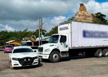 AUXILIAN A 128 MIGRANTES TRASLADADOS EN CONDICIONES DE HACINAMIENTO, EN CARRETERAS DE VERACRUZ