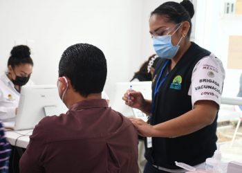 LA VACUNACIÓN CONTRA COVID-19 ES UNIVERSAL Y GRATUITA