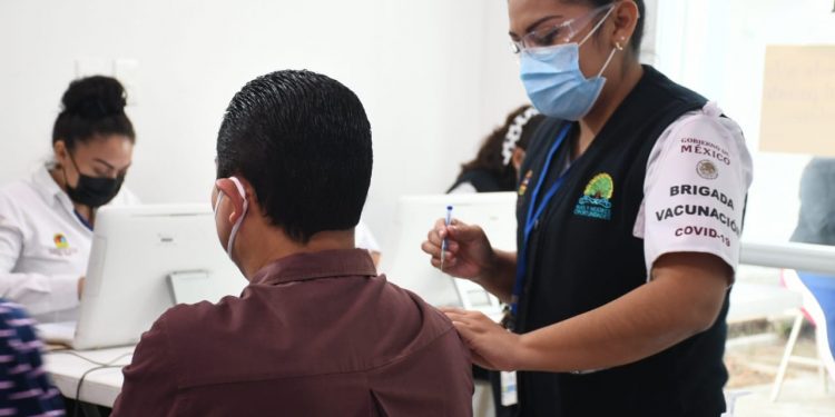 LA VACUNACIÓN CONTRA COVID-19 ES UNIVERSAL Y GRATUITA