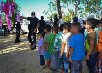 POLICÍAS DE SOLIDARIDAD LLEVAN REGALOS Y DIVERSIÓN A NIÑOS DE UNA COMUNIDAD