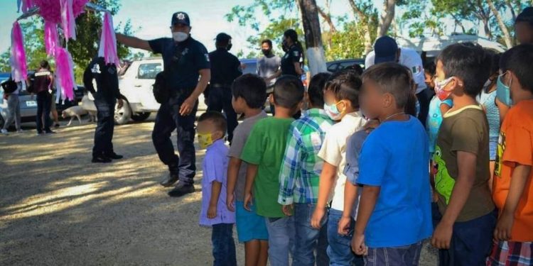 POLICÍAS DE SOLIDARIDAD LLEVAN REGALOS Y DIVERSIÓN A NIÑOS DE UNA COMUNIDAD