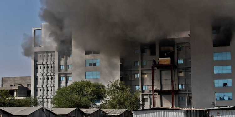 AL MENOS 5 MUERTOS EN UN INCENDIO EN LA PRINCIPAL FÁBRICA DE VACUNAS DE INDIA