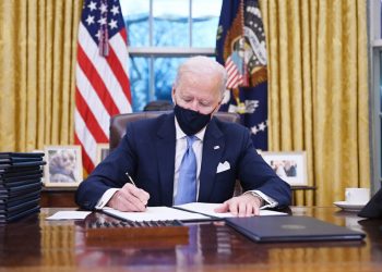 BIDEN FIRMA DECRETOS SOBRE «SOÑADORES», EL MURO CON MÉXICO Y VETO MIGRATORIO