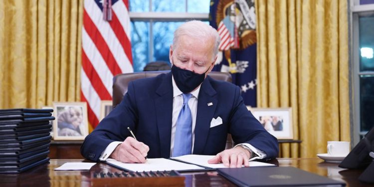 BIDEN FIRMA DECRETOS SOBRE «SOÑADORES», EL MURO CON MÉXICO Y VETO MIGRATORIO