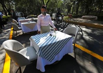 CIUDAD DE MÉXICO REABRE TERRAZAS DE RESTAURANTES PESE A QUE COVID NO REMITE