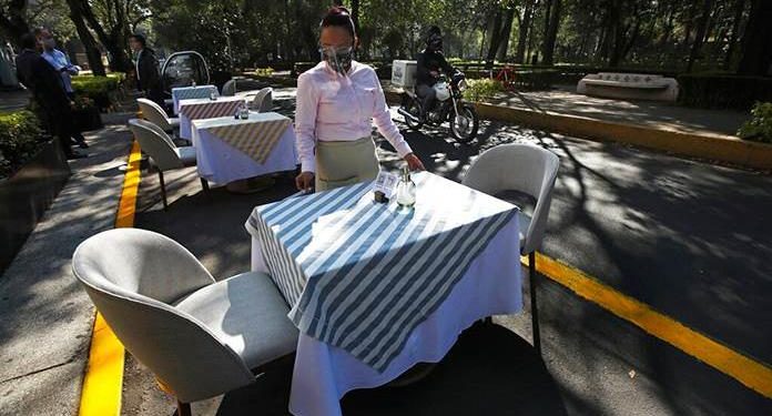 CIUDAD DE MÉXICO REABRE TERRAZAS DE RESTAURANTES PESE A QUE COVID NO REMITE
