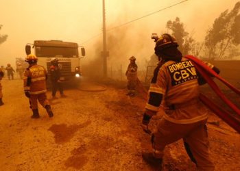 UN INCENDIO FORESTAL EN EL CENTRO DE CHILE CONSUME 2.630 HECTÁREAS Y SIETE VIVIENDAS