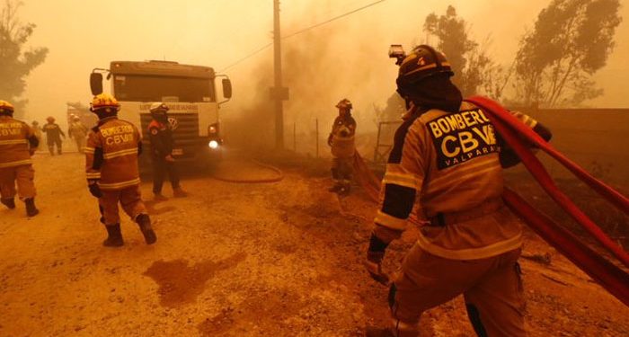 UN INCENDIO FORESTAL EN EL CENTRO DE CHILE CONSUME 2.630 HECTÁREAS Y SIETE VIVIENDAS