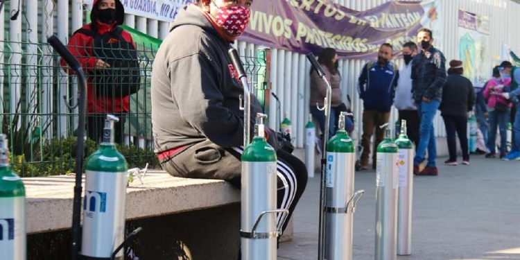 DECENAS DE PERSONAS ACUDEN A LOS PUNTOS DE OXÍGENO GRATIS DE CIUDAD DE MÉXICO