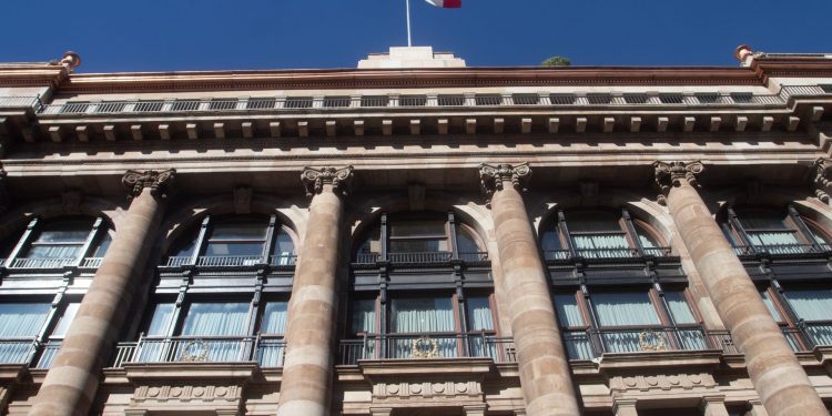 EL BANCO DE MÉXICO ADVIERTE DE UNA RECUPERACIÓN ECONÓMICA «PROLONGADA»