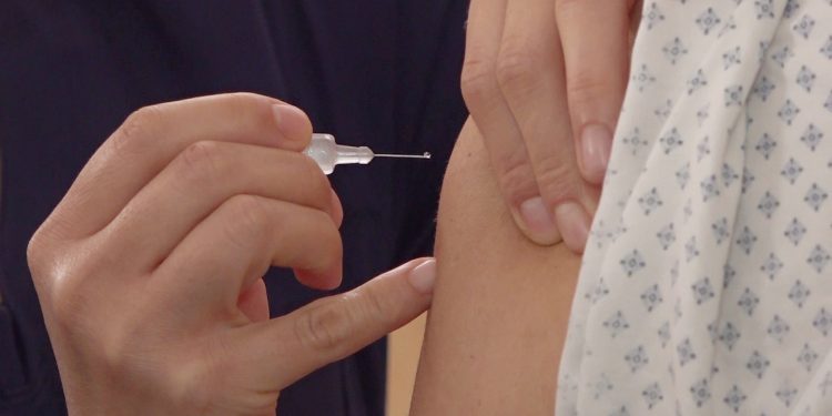 EN EL PRIMER DÍA SE APLICARON CASI 95 MIL VACUNAS EN TODO EL PAÍS