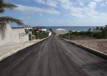 AVANZAN A BUEN RITMO OBRAS DE PAVIMENTACIÓN EN ISLA MUJERES