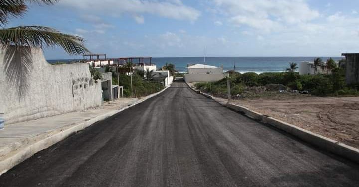 AVANZAN A BUEN RITMO OBRAS DE PAVIMENTACIÓN EN ISLA MUJERES